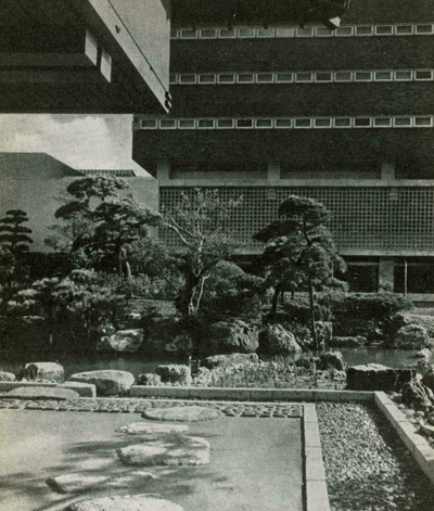  Такэо Сато. Отель «Ниигата» в г. Ниигата. Сад между зданиями отеля и ресторана. 1963