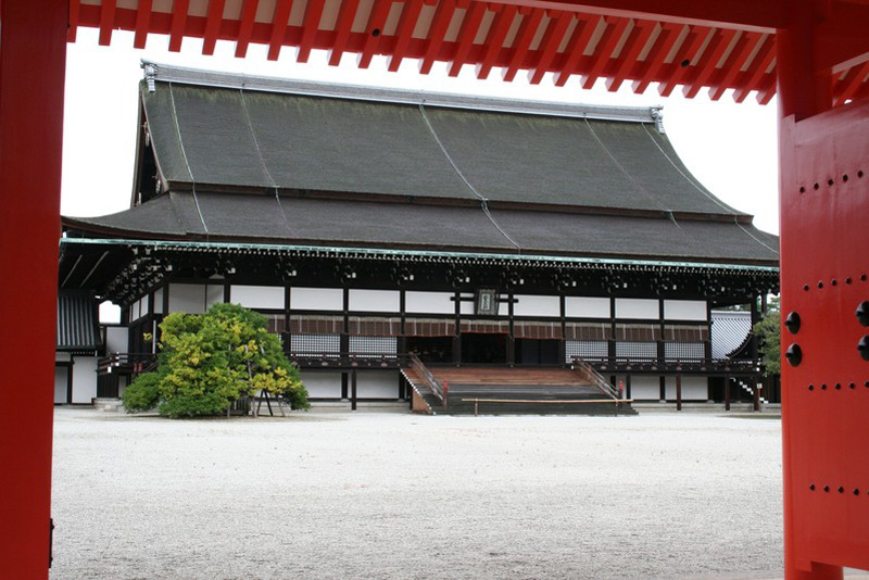 Ансамбль императорского дворца в Киото. Общий вид церемониального двора и Сисиндэна. 10—12 вв. (реконструкция 18 в.)