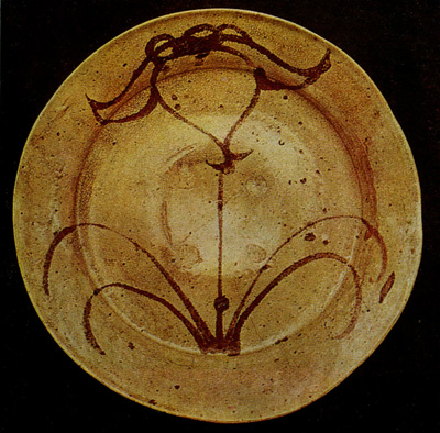 Тарелка с изображением ириса. Керамика Э-Карацу. Начало 15 в.