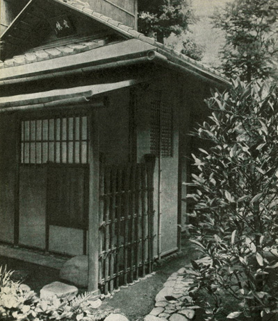 Вход в чайный павильон Канкю-ан в доме Соцу-сэн в Киото. Начало 20 в.