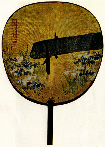 Огата Корин. Веер с изображением мостика и ирисов. Конец 17 — начало 18 в.
