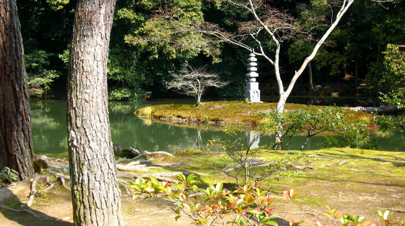 Японский сад. Сад храма Кинкакудзи (Золотой павильон) в Киото. Kinkaku-ji