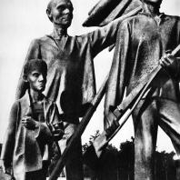 Бухенвальд. Фриц Кремер. Памятник. Фрагмент ("Знаменосец", "Боец с винтовкой")