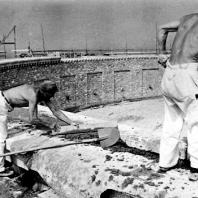 Бухенвальд. Кольцевые гробницы. Строительство кольцевой гробницы № 3. Июль 1955 г. Фото: Ernst Schäfer