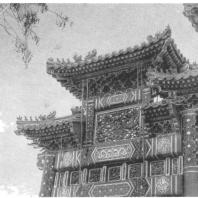 33. Фрагмент верха пайлоу в парке бывшего Летнего дворца — Ихэюань, Пекин