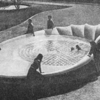 Декоративный бассейн-чаша на детской площадке. Лозанна. Швейцария