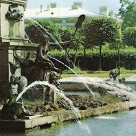 Петергоф. Верхний сад. Фонтан «Нептун». Аллегорическое изображение нюрнбергской реки Пегниц в образе нереиды