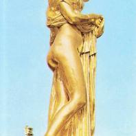 Петергоф. Большой каскад. Статуя Венера Каллипига. 1857. Медь, позолота. Гальванокопия с античного оригинала (III в. до н.э.). Мастерская И. Гамбургера