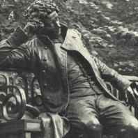 Памятник А.С. Пушкину в Лицейском саду. Фрагмент. Фотограф М.А. Величко