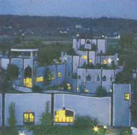 Архитектор Фриденсрайх Хундертвассер, «Термальный комплекс в Бад Блюмау», 1990—1997. Австрия