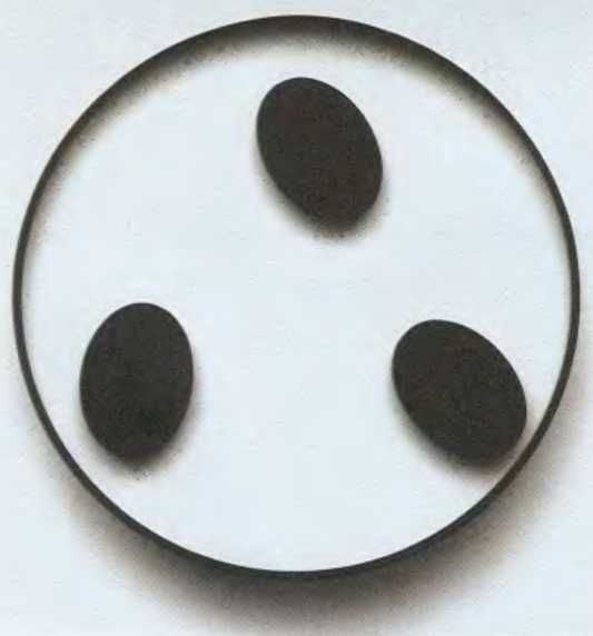 Герхард Фон Гревениц, «Кинетический объект с 3 черными овалами на белом», 1969—1970